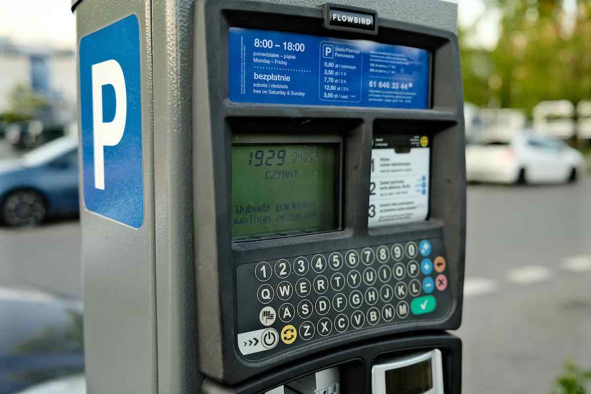 Il parchimetro non ha il bancomat? La sosta  gratis: ecco cosa devi fare per non pagare il parcheggio in questi casi